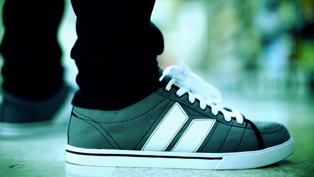 Ã? l&rsquo;épicerie (une pub de shoes)