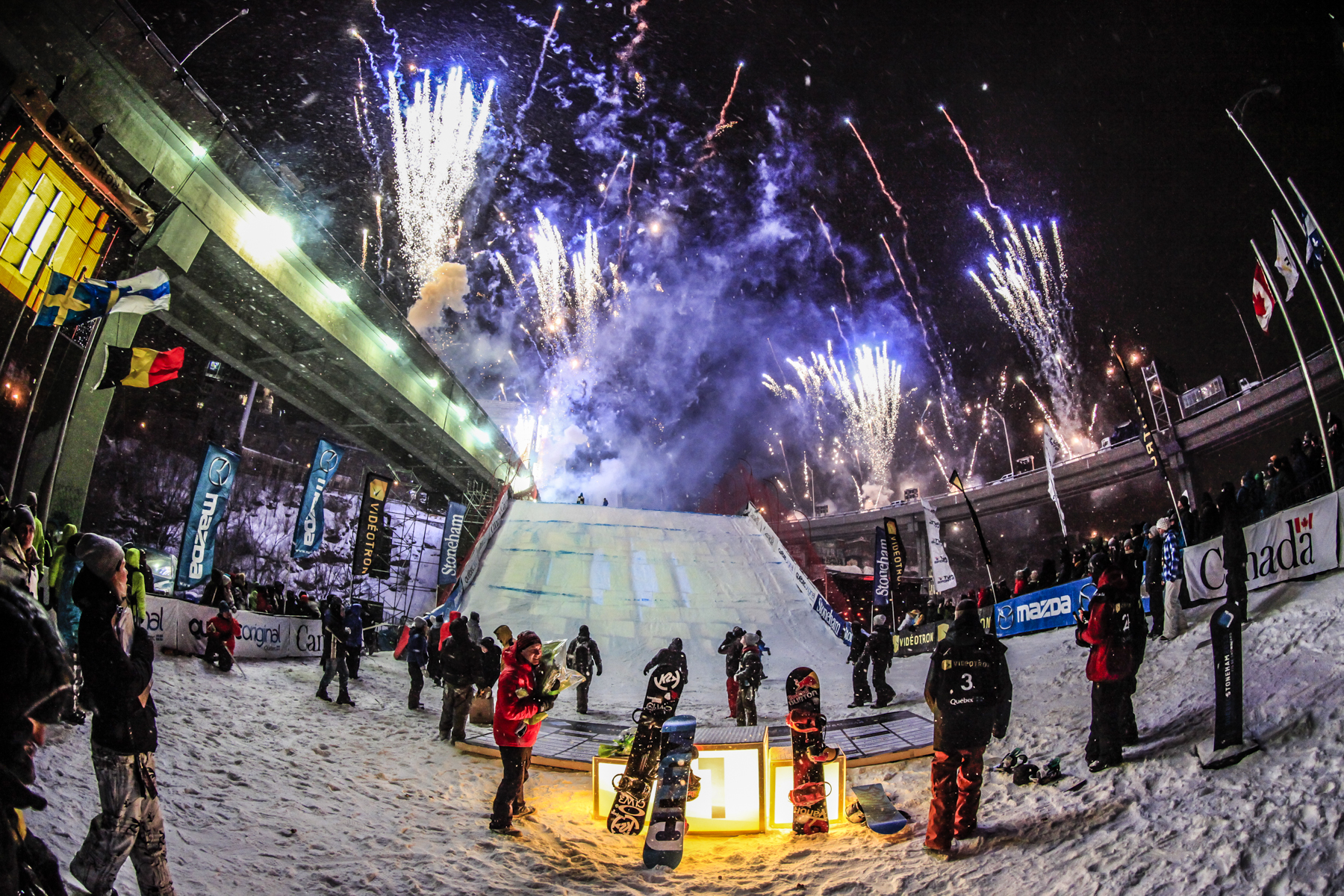 Le look du Big Air au Snowboard Jamboree était digne d'un show Rock!