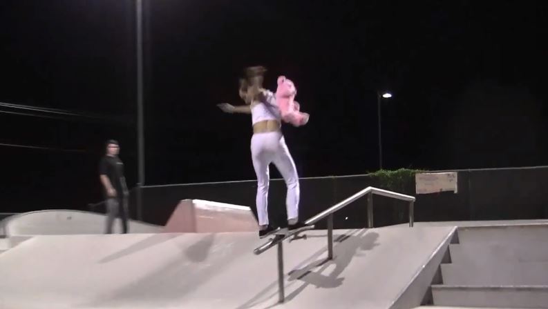 Miley Cyrus en skate! On aime l'Halloween!