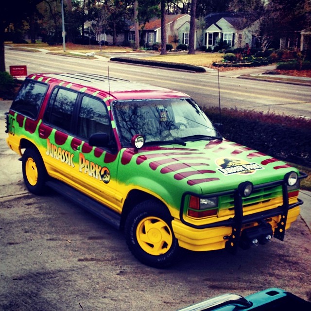 Ce gars transforme sa vieille Ford en une réplique identique des Jeeps de Jurassic Park!