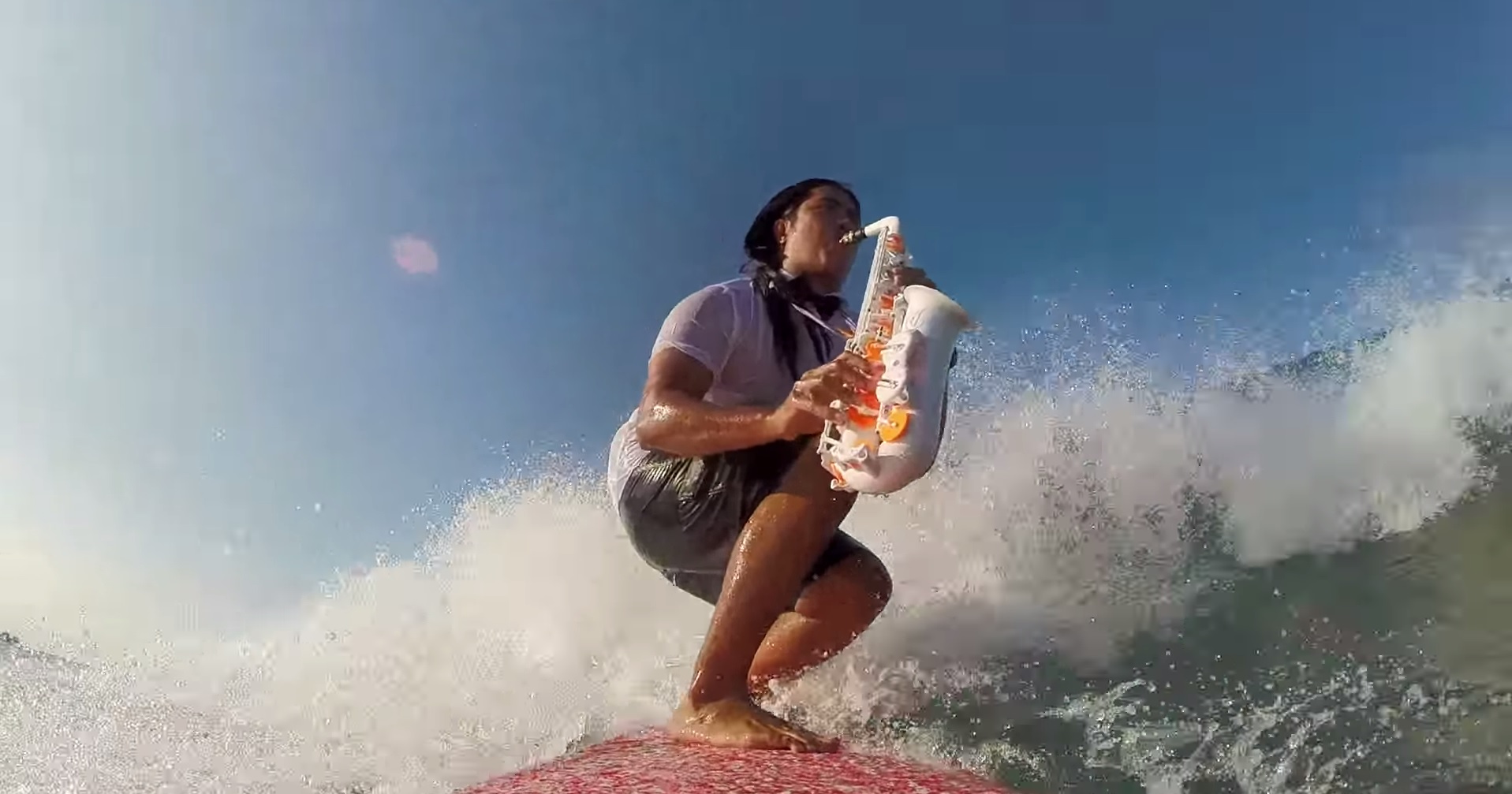 Jouer du saxophone en surfant sur la vague? Easy!