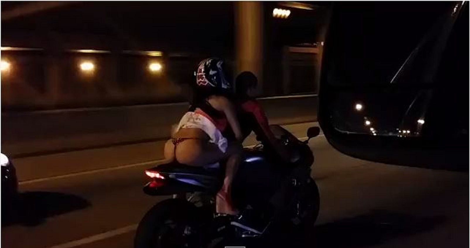 Être en string sur une moto, l'idée du siècle? Pense pas, non!