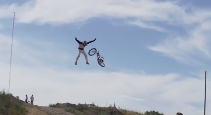 Gavin Godfrey et Ethen Roberts réalisent les deux premiers triple backflips en mountain bike [Vidéo]