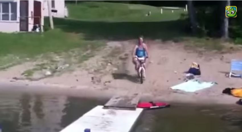 Chute douloureuse en BMX pour cette 'matante'[Vidéo]