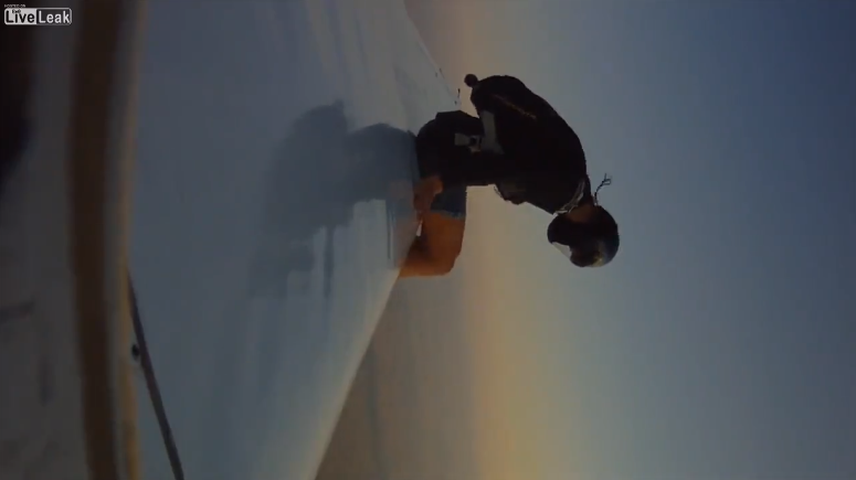 Sauter en parachute d'un planeur, relaxe. [Vidéo]