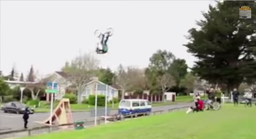 Un frontflip (très) raté en BMX [Vidéo]