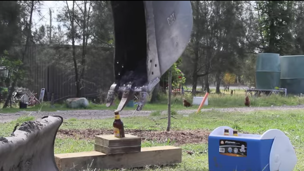 Décapsuler sa bière avec une pelle mécanique, why not?