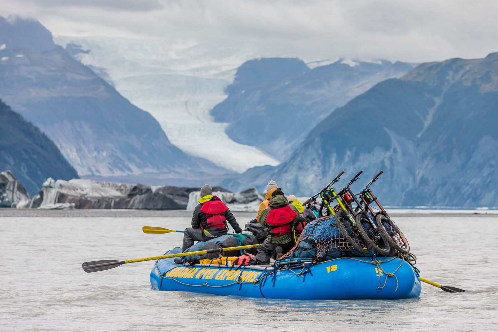 Red Bull TV présente les aventures de 4 cyclistes de montagne dans 'Riding the Tatshenshini'