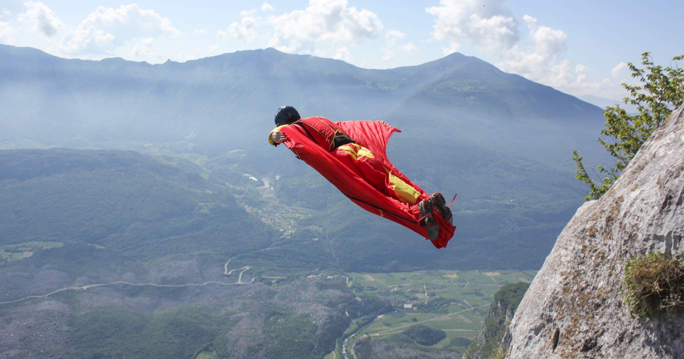 Et puis il y a les wingsuits BASE — un autre monde