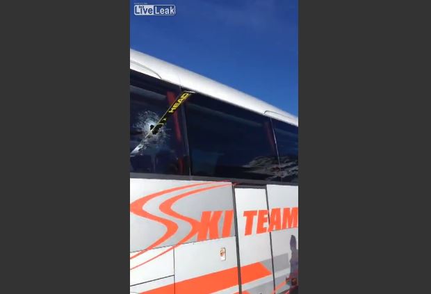 Un chauffeur de bus qui a bien raison d'être fâché et un skieur qu'on peut classer... d'IMBÉCILE!!!