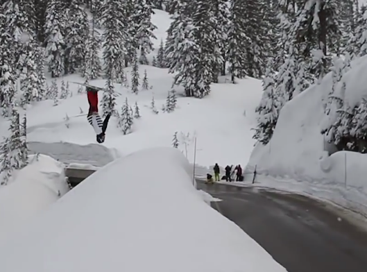 Flippin' Friday: Un skieur s'éclate sur le road gap du Mont Baker