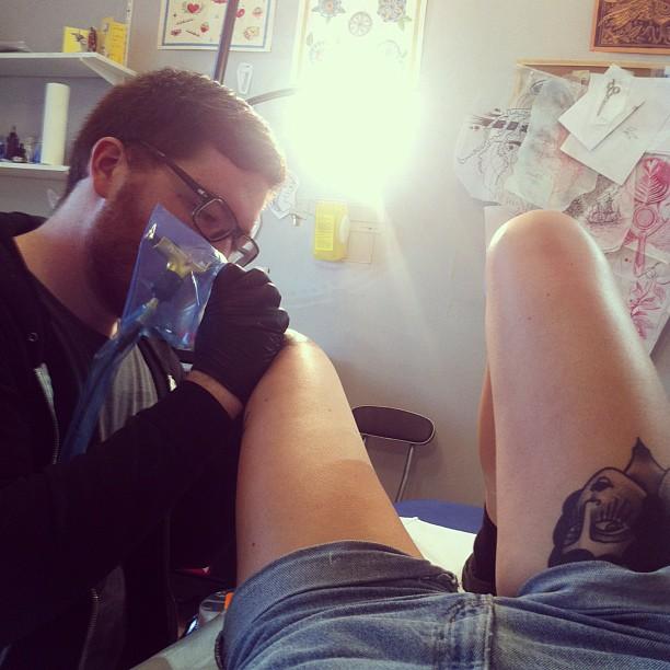 Camille en train de se faire tatouer par Pierre chez Tatouage Royal - 33MAG