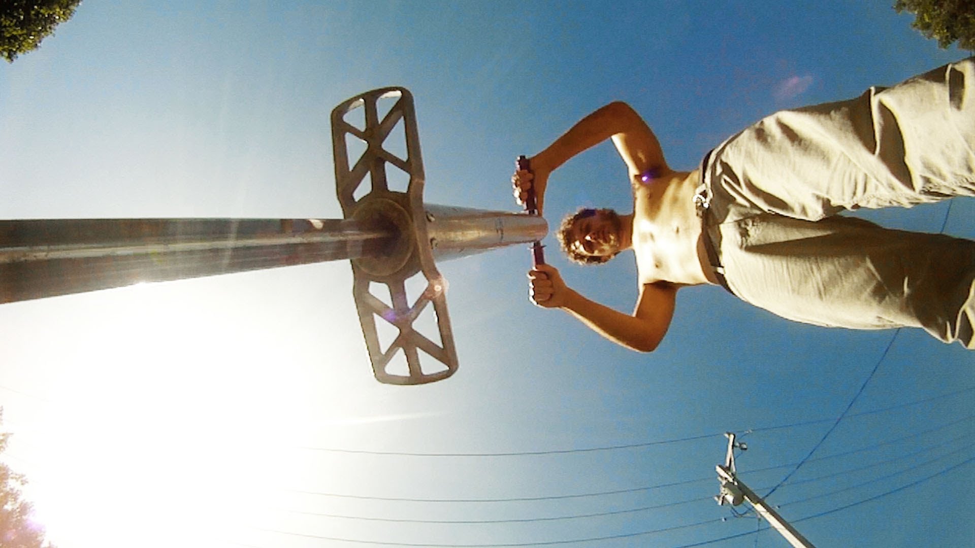 Nick McClintock réalise une démonstration GoPro de saut pogo! Stay focus!