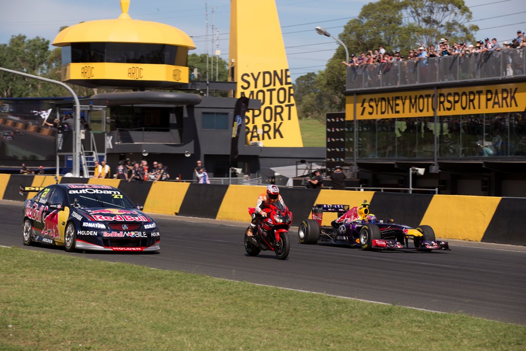 Course folle entre une F1, Supercar et moto sur une piste de Sydney! [VIDEO]