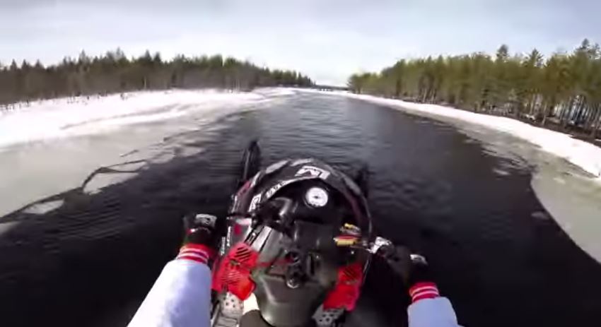 Du wheeling sur un lac à moitié gelé [Vidéo]