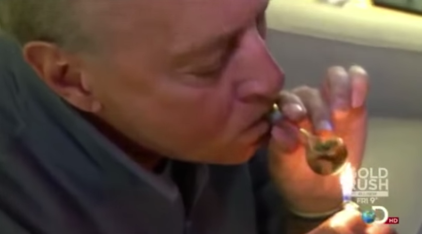 Moment LOL du jour: Un papi essaye de fumer du weed, mais disons qu'il n'a pas tout à fait la bonne technique.