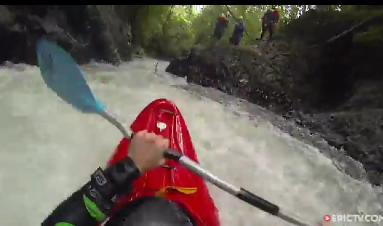Un gars à deux doigts de se tuer en kayak: live en vidéo!