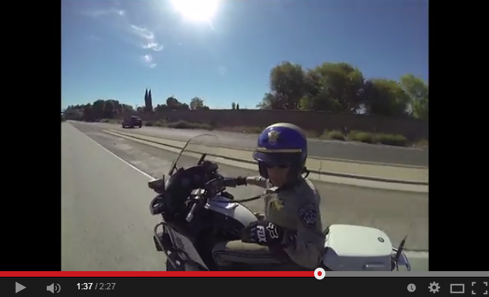 Un policier tente d'arrêter un gang de motocycliste, mais il se fait revirer de bord!