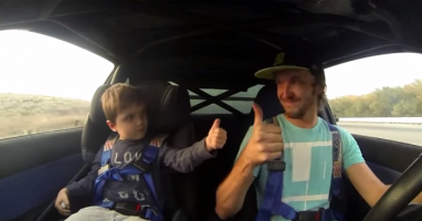 Ce père amène son petit gars de 4 ans faire de la drift. Réaction priceless.