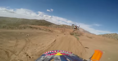 Folle poursuite en motocross sur une track privée dans le désert!