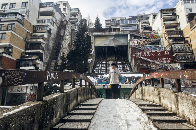 Sarajevo entre stigmates et kick, une session de snow dans un décor post-apocalyptique.