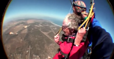Est-ce que ta mamie est aussi cool? Cette femme de 100 ans nage avec les requins et fait du saut en parachute!