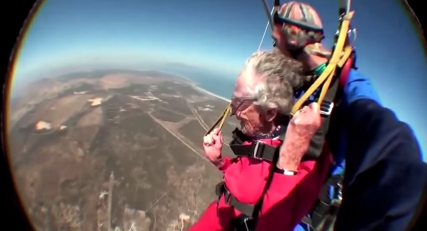 Est-ce que ta mamie est aussi cool? Cette femme de 100 ans nage avec les requins et fait du saut en parachute!