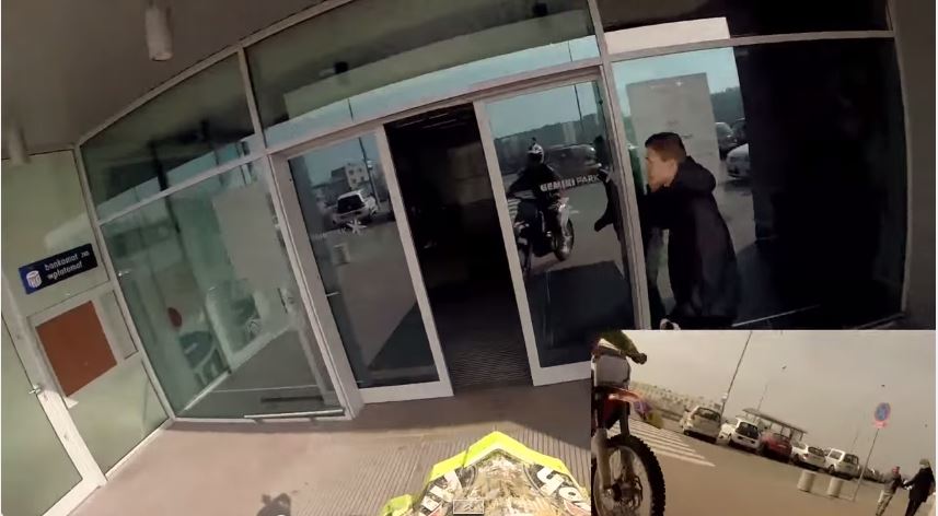 Un centre commercial, une moto et un moron.