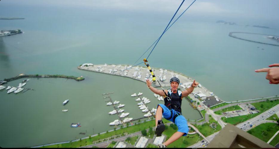 De la tyrolienne combinée à un saut en parachute en plein coeur de Panama city!
