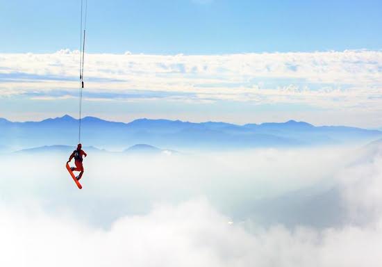 Snowboarding in the Clouds : une vidéo impressionnante qui te donnera envie de voler!