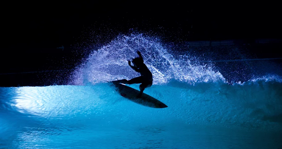 Du surf de nuit illuminé comme tu n'auras jamais vu!