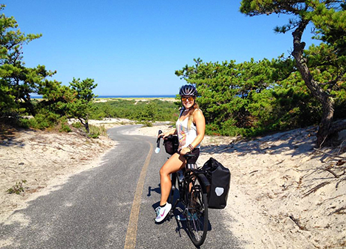 Une surfeuse québécoise fait le trajet Maine-Floride à vélo!