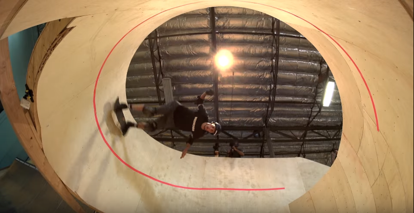 Tony Hawk défie les lois de la gravité en réalisant une boucle horizontale inédite!