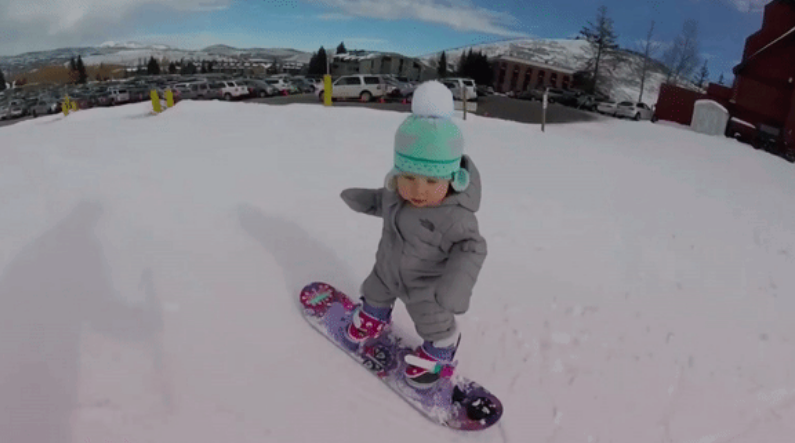 À 14 mois, elle fait du snowboard et conquiert le coeur des internautes