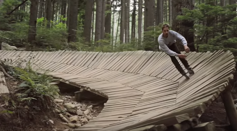 Voyez Dustin Werbeski faire du rollerblade à 100km/h dans les sous-bois de Vancouver! [Vidéo]