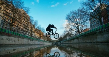 Matthias Dandois s'amuse en BMX dans le canal Saint-Martin